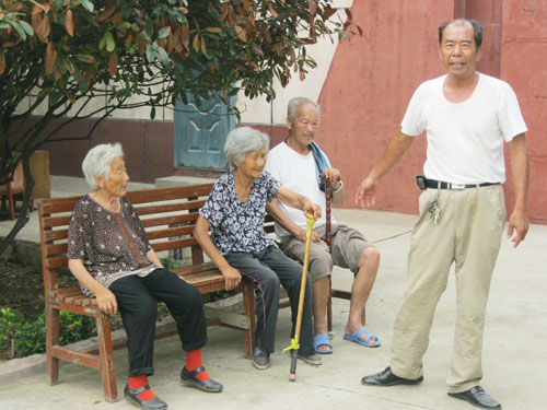 老人在休息座椅闲谈
