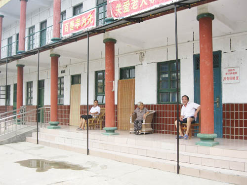 养老院老人闲坐