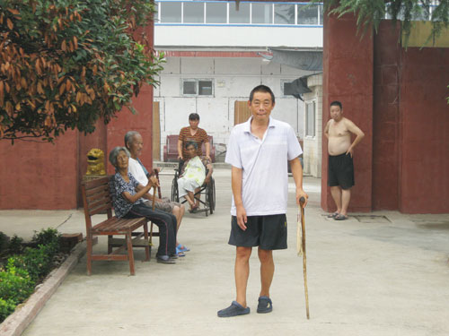 老人散步
