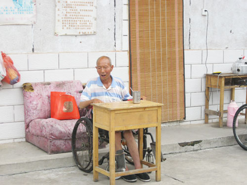 近距离坐轮椅老人