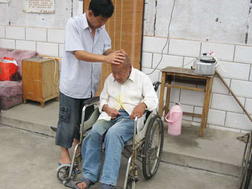 头部养护老人
