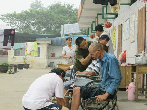 照顾坐轮椅老人