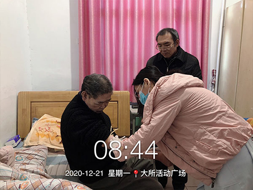 2020.12.21第七人民医院来养老院给老人和护工体检