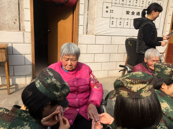 2019.3.5学雷锋为老人服务
