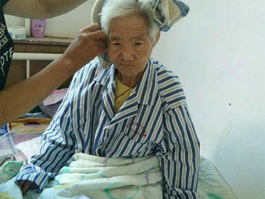 给卧床老人洗头、喂水，拍背
